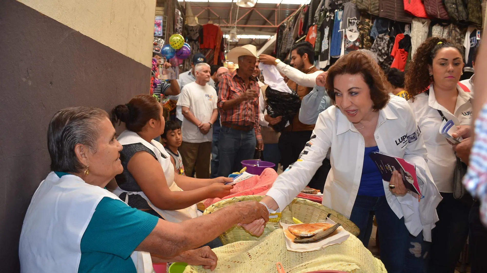 Guadalupe Murguía, candidata al Senado por la coalición Por México al Frente platicó son los comerciantes del centro histórico de San Juan del Río.